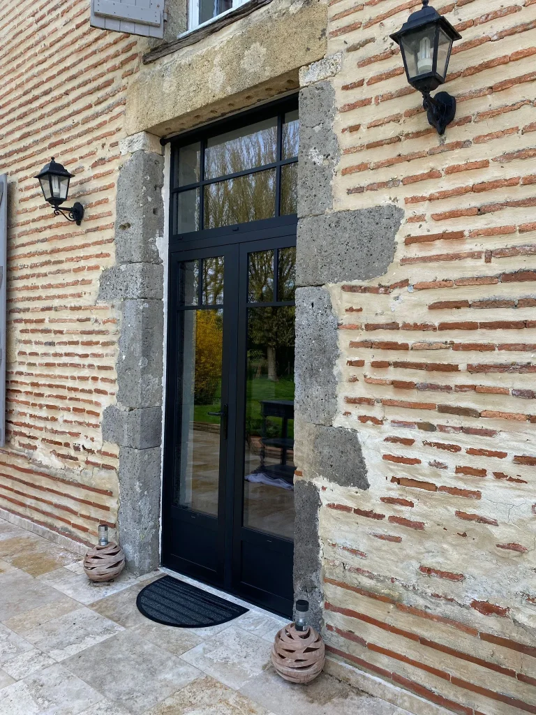 Porte vitrée sur mesure en aluminium noire