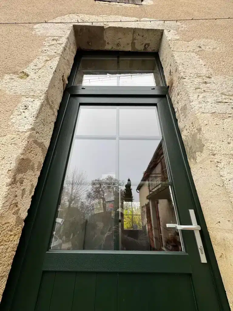 Porte semi vitrée verte sur mesure